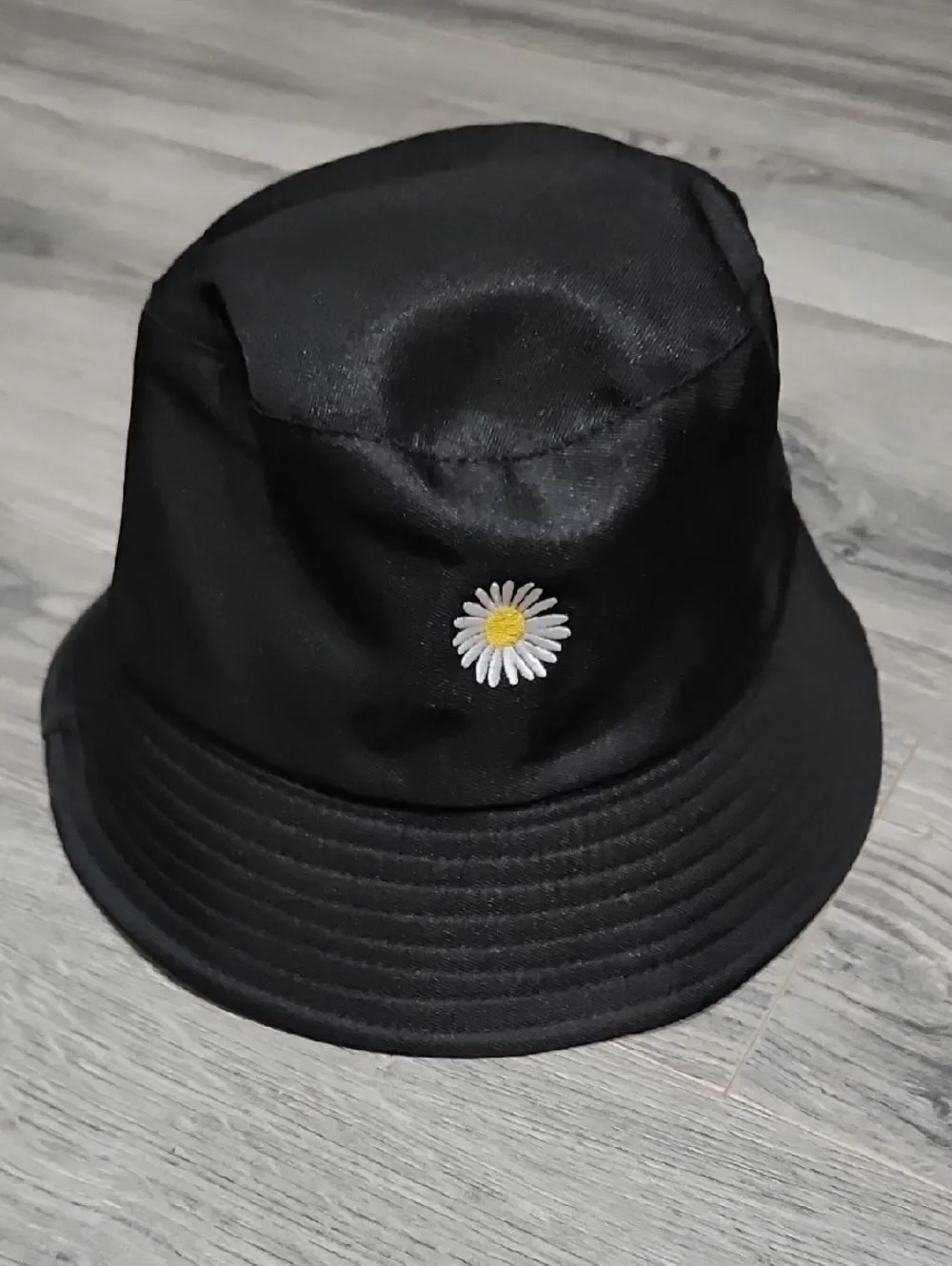 NWOT Daisy Reversible Blk & Yellow Nylon Bucket Hat